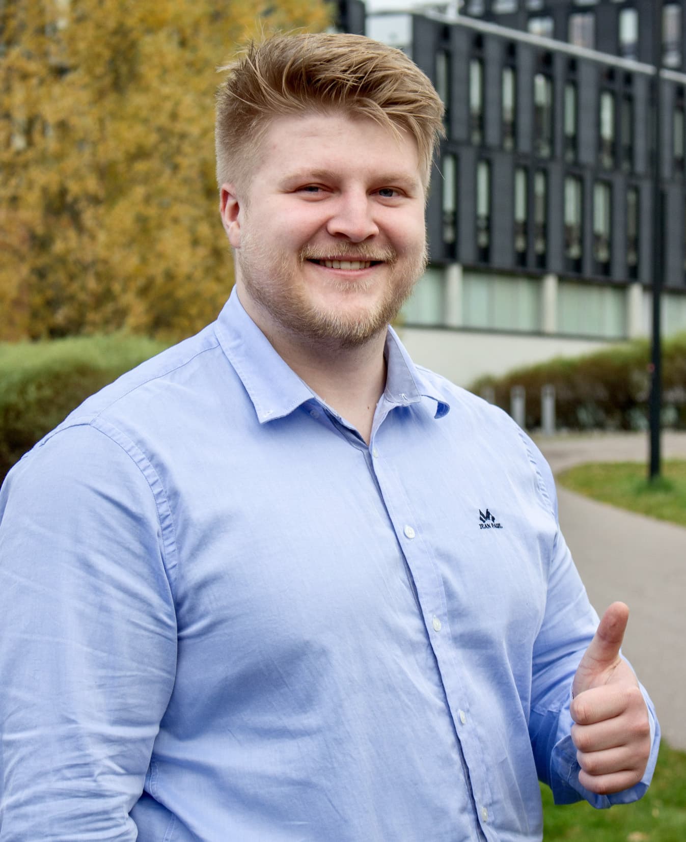 Maximilian smiling with thumbs up